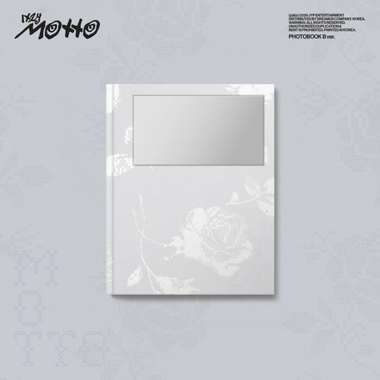 the album cover for ITZY - Motto [Photobook B ver.]